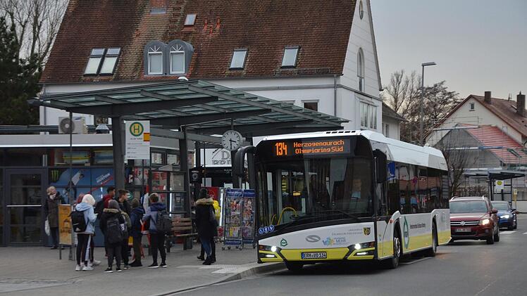 Was gestern noch eine Probefahrt war, folgt ab Sonntag täglich: Die neue Linie 134 hält an der Schütt.  Fotos: Bernhard Panzer