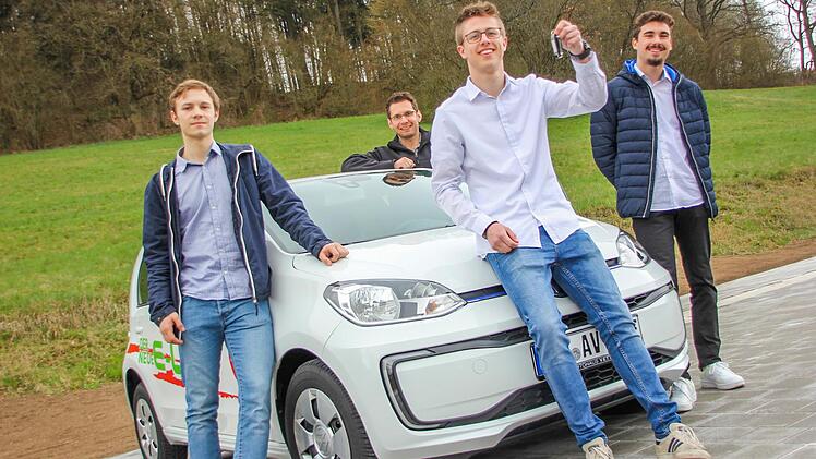 Christoph Bauer, Jannik Großmann, Dominik Maier (v.li.) und "Pate" Harald Schubert (hinten) haben ihr "Kombinio"-Auto schon Probe gefahren.  Foto: Teresa Hirschberg