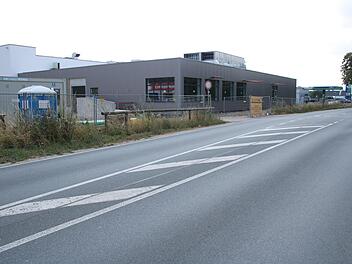 Der Rohbau der Produktions- und Verteilküche für die Regiomed-Kliniken an der Krappenrother Straße in Lichtenfels: Das Gebäude soll 21,5 Millionen Euro kosten und ist weitgehend fertiggestellt, doch die zugesagten Kredite dafür wurden nicht ausgezahlt. Gleichzeitig standen Regiomed die Rechnungen ins Haus. Es drohte Zahlungsunfähigkeit. Foto: Matthias Einwag