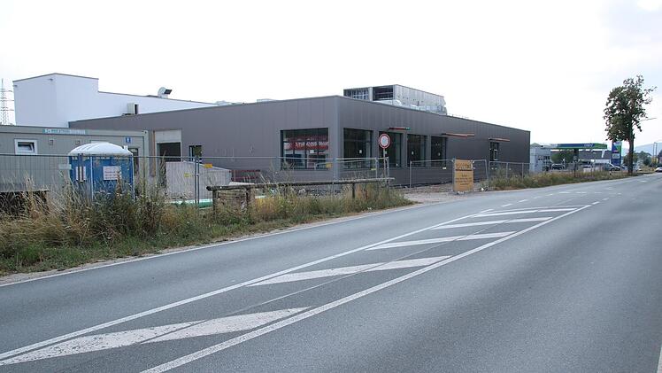 Der Rohbau der Produktions- und Verteilküche für die Regiomed-Kliniken an der Krappenrother Straße in Lichtenfels: Das Gebäude soll 21,5 Millionen Euro kosten und ist weitgehend fertiggestellt, doch die zugesagten Kredite dafür wurden nicht ausgezahlt. Gleichzeitig standen Regiomed die Rechnungen ins Haus. Es drohte Zahlungsunfähigkeit. Foto: Matthias Einwag