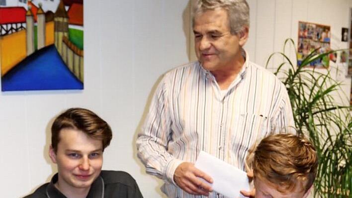 Liam und Jonas Müller tragen sich ins Goldene Buch ein, dahinter Bürgermeister Ludwig Nagel. Foto: J. Blum
