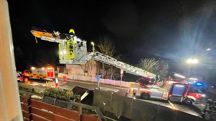 Rettung über Drehleiter - Feuerwehr Bubenreuth holt Patienten vom Balkon