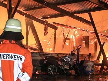 Die Feuerwehr, die viele Einsätze fährt - hier beim Brand einer Lagerhalle in Döllnitz 2020 - wählt am Mittwoch den Kreisbrandrat.