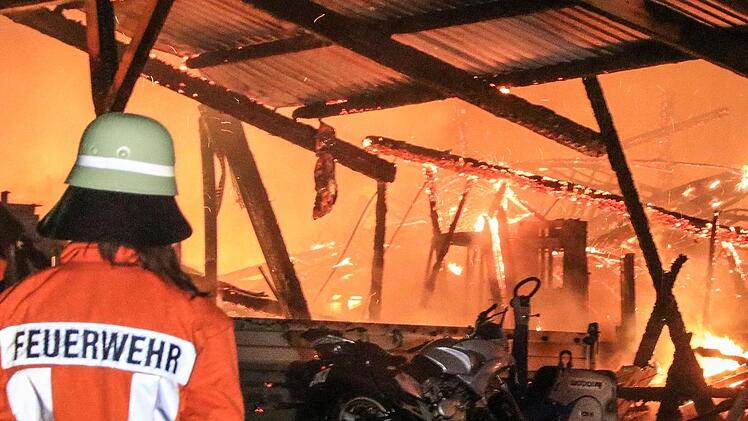 Die Feuerwehr, die viele Einsätze fährt - hier beim Brand einer Lagerhalle in Döllnitz 2020 - wählt am Mittwoch den Kreisbrandrat.