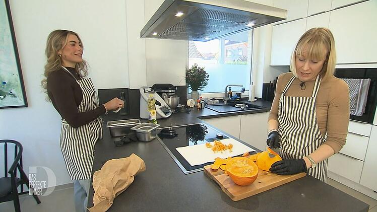 Kathrin (rechts) bekommt Unterstützung von Schnippelhilfe Lena.