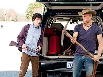 Zombieland Auf das Werkzeug kommt es an: Mit Knarre und Spitzhacke gehen Columbus (Jesse Eisenberg, links) und Tallahassee (Woody Harrelson) auf Zombie-Jagd.
