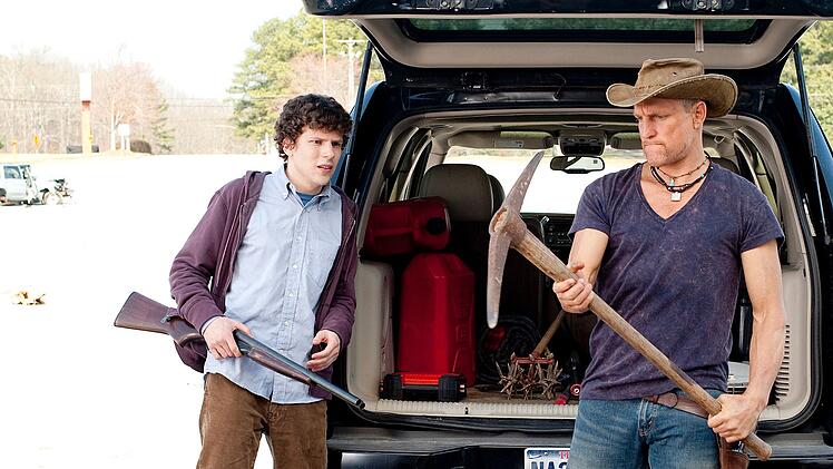 Auf das Werkzeug kommt es an: Mit Knarre und Spitzhacke gehen Columbus (Jesse Eisenberg, links) und Tallahassee (Woody Harrelson) auf Zombie-Jagd.