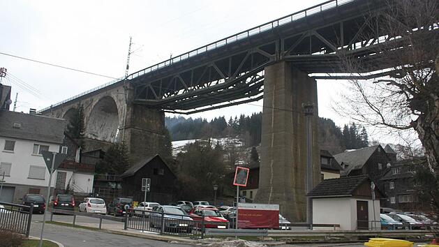 Die "Eisenbahnbr&uuml;cke" pr&auml;gt das Stadtbild von Ludwigsstadt. Foto: Veronika Schadeck