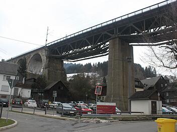 Die "Eisenbahnbrücke" prägt das Stadtbild von Ludwigsstadt. Foto: Veronika Schadeck