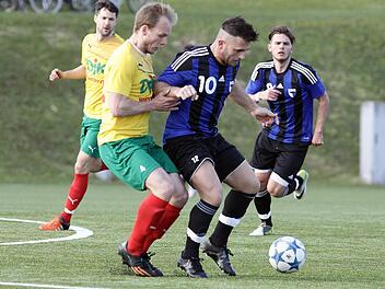Adem Selmani (Nr. 10) konnte der SpVgg Jahn Forchheim bei der DJK Don Bosco Bamberg nicht wirklich helfen. Dem Spielmacher unterliefen auf dem Kunstrasen ungewöhnlich viele Fehlpässe.  Foto: sportpress