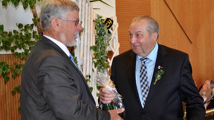 Kreisobmann Otto Funck ernennt Egon Schlereth für seine Verdienste zum Ehrenkreisobmann. Foto: Kathrin Kupka-Hahn