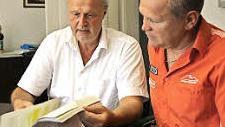 "Nicht machbar" urteilen Gerald Brehm (links) und Werner Soßna bei der Durchsicht des Kostenvoranschlags.  Foto: Andreas Dorsch