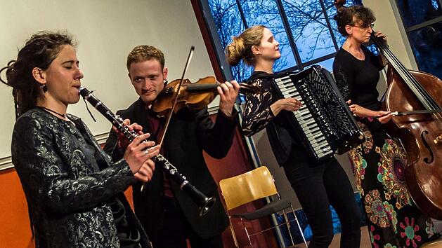 Faszinierende Klezmer-Klänge im Coburger Contakt (von links): Anja Günther (Klarinette), Johannes Paul Gräßer (Geige), Paula Sell (Akkordeon) und Sabine Döll (Kontrabass). Foto: Jochen Berger