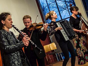 Faszinierende Klezmer-Klänge im Coburger Contakt (von links): Anja Günther (Klarinette), Johannes Paul Gräßer (Geige), Paula Sell (Akkordeon) und Sabine Döll (Kontrabass). Foto: Jochen Berger