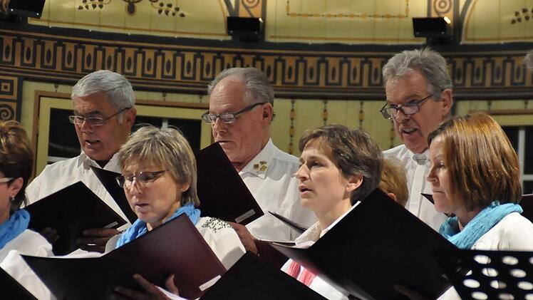 Der "Fuschter Chor" mit Chorleiterin Birgit Schultz bezauberte mit der dem African Ave Maria. Foto: Peter Klopf