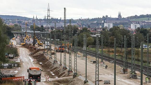 Blick über die Großbaustelle zum Bahnausbau bei Hallstadt. Im Hintergrund ist die Silhouette Bambergs zu sehen. Alle Fotos: Barbara Herbst