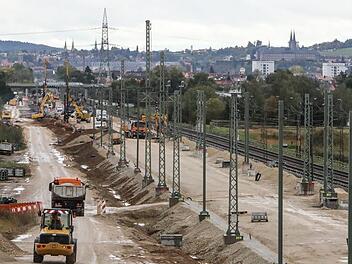 Blick &uuml;ber die Gro&szlig;baustelle zum Bahnausbau bei Hallstadt. Im Hintergrund ist die Silhouette Bambergs zu sehen. Alle Fotos: Barbara Herbst