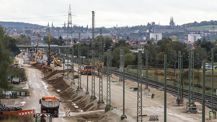 Blick über die Großbaustelle zum Bahnausbau bei Hallstadt. Im Hintergrund ist die Silhouette Bambergs zu sehen. Alle Fotos: Barbara Herbst