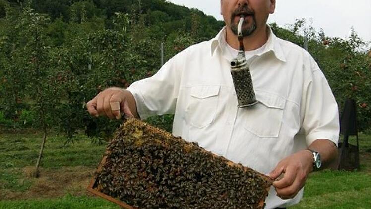 Hobby-Imker, Obstwiesenbetreiber und B&uuml;rgermeisterkandidat der Freien W&auml;hler Mittelehrenbach ist Roland Schmitt. Foto: Raimund D&ouml;rfler