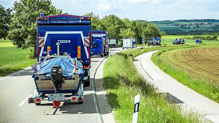 Das THW auf einer Kolonnenfahrt  Foto: privat