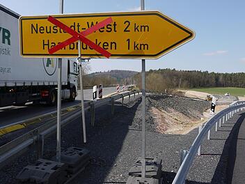 Da hinten geht's runter: Wenige Meter hinter der gesperrten Abfahrt nach Haarbrücken wird ab Montag der Verkehrs von der Bundesstraße 4 auf die Gemeindeverbindungsstraße umgeleitet. - Foto: Berthold Köhler