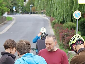 Teilnehmer sprachen sich ab und Markus Heurung (rotes Shirt) sagte die Fahrraddemo kurzfristig ab.