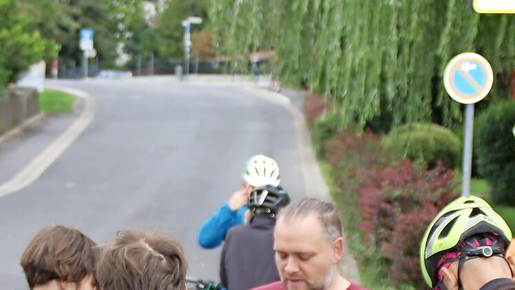 Teilnehmer sprachen sich ab und Markus Heurung (rotes Shirt) sagte die Fahrraddemo kurzfristig ab.