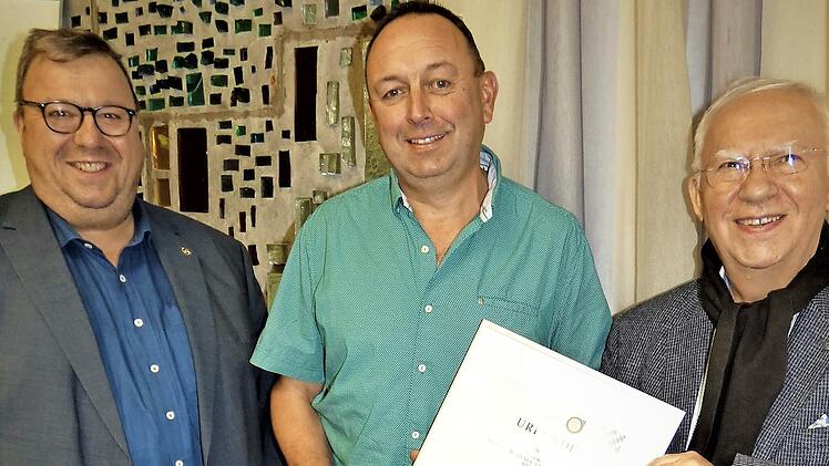 Im Bild von links Obermeister Frank Wiegel, Roland Fischer und stellv. Kreishandwerksmeister Hans Schwender