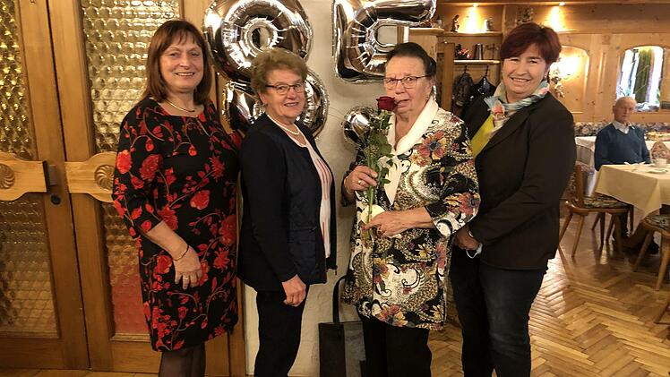 Kreisbäuerin Edeltraud Häusler(von links), Ehrenkreisbäuerin Rita Jörg und die stellvertretende Kreisbäuerin Helene Greubel (rechts) gratulierte Hildegard Böhm zum 85. Geburtstag.