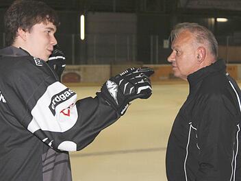 50 Jahre Altersunterschied liegen zwischen Trainer Doug Kacharvich (rechts) und Verteidiger Pascal Marx. Doch der 66-jährige Kanadier freut sich sehr, dass er den 16-jährigen Schüler, der jüngste "Hawk" und ein echtes Eigengewächs, in die Bayernliga-Mannschaft integrieren kann.