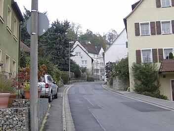Die Bahnhofstraße mit dem engen Gehweg, auf dem auch noch ein Schild befestigt wurde. Foto: Petra Malbrich