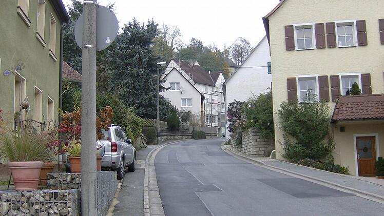 Die Bahnhofstraße mit dem engen Gehweg, auf dem auch noch ein Schild befestigt wurde. Foto: Petra Malbrich