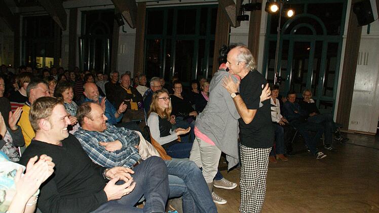 Alles Gute fei! Klaus Karl Kraus gratuliert eine Gästin, äh einen Gast, äh...jedenfalls war ein Geburtstagskind im Saal.