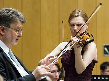 Hans Stähli (links) und die Geigerin Gertrud Schilde beim Sinfoniekonzert der "Musikfreunde Neustadt"Foto: Albert Höchstädter