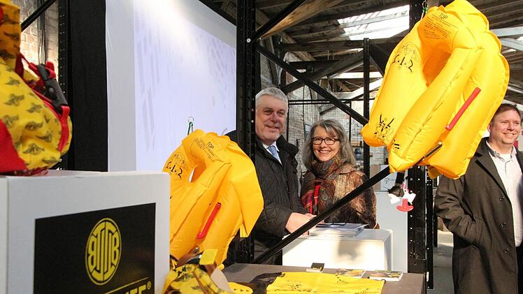 Coburgs Oberbürgermeister Norbert Tessmer (links) mit Karin Ellmer, Chefin der Designwerkstatt. Rechts Kreishandwerksmeister Jens Beland. Vorne: Rettungswesten für Kinder.