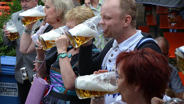 Ein gemütliches Prosit auf das Michelauer Schützenfest. Foto: Klaus Gagel