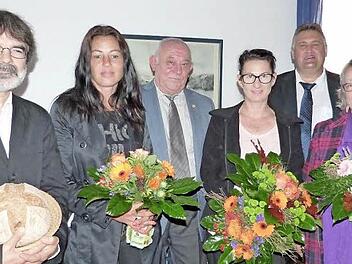 Ehrungen und Verabschiedungen beim Kindergarten- und Diakonieverein Himmelkron; im Bild (von links) Pfarrer Michael Krug, Alexandra Schmidt, Erwin Wolfrum, Bianca Maschlinski, B&uuml;rgermeister Gerhard Schneider und Doris Luthner  Foto: Werner Rei&szlig;aus