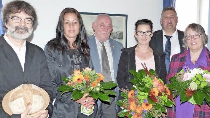 Ehrungen und Verabschiedungen beim Kindergarten- und Diakonieverein Himmelkron; im Bild (von links) Pfarrer Michael Krug, Alexandra Schmidt, Erwin Wolfrum, Bianca Maschlinski, B&uuml;rgermeister Gerhard Schneider und Doris Luthner  Foto: Werner Rei&szlig;aus