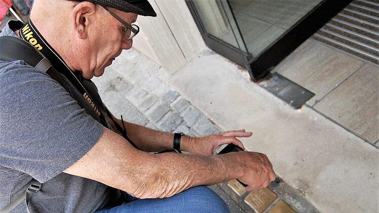 Unzählige Fotos machte Rechtsanwalt Stephen Lowe vom Stolperstein für seine Großtante Else Löwinsky. Foto: Sigismund von Dobschütz