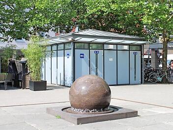 Im Geb&auml;ude der &ouml;ffentlichen Toilette auf dem Hugenottenplatz wurde eigens ein DSL-Anschluss eingerichtet. Foto: ETM_Flores