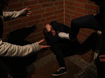 Gleich mehrmals soll ein 19-Jähriger am Hauptbahnhof in Nürnberg seinem am Boden liegenden  Opfer gegen den Kopf getreten haben. Symbolfoto: Christopher Schulz