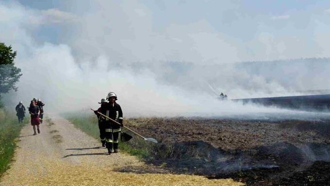 Die Feuerwehrleute hatten den Brand schnell unter Kontrolle.   Foto: Richard Sänger