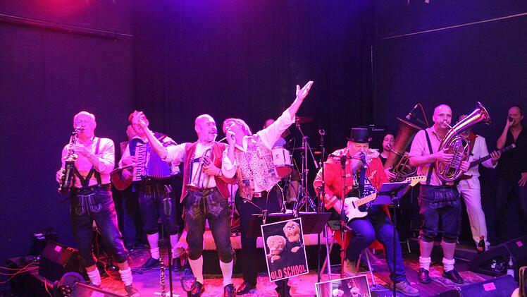 Im Finale vereint: Die Heckenmusikanten und die Schmitz  Fotos: Bernhard Panzer