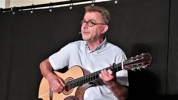 Rainer Markus Wimmer (66) sang und rezitierte "Weihnachtsliederliches" Foto: von Dobschütz
