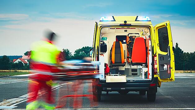 Eine 57-J&auml;hrige wurde bei einem Sturz mit dem Fahrrad  schwer verletzt. Nun sucht die Polizei nach einem Auto, das m&ouml;glicherweise am Unfall beteiligt war. Symbolfoto: chalabala/Adobe Stock