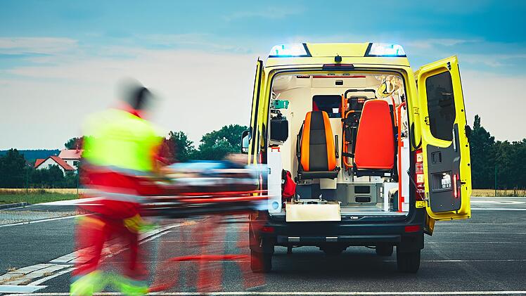 Die 41-Jährige fuhr in den Gegenverkehr. Sie musste schwer verletzt ins Krankenhaus gebracht werden.