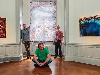 Thomas Wolf, Jürgen Schraudner und Bernd Seydel (v. l.) vor den Arbeiten der beiden "Makrosophen" Seeigel, Muschel und blaugelber Achat (v. l.) in der Ausstellung "Zeit gestalten"  Foto: Matthias Hoch
