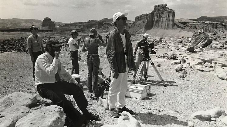 Wim Wenders (zweiter von rechts) hat alles unter Kontrolle - zum Beispiel bei den Dreharbeiten zu "Paris, Texas".