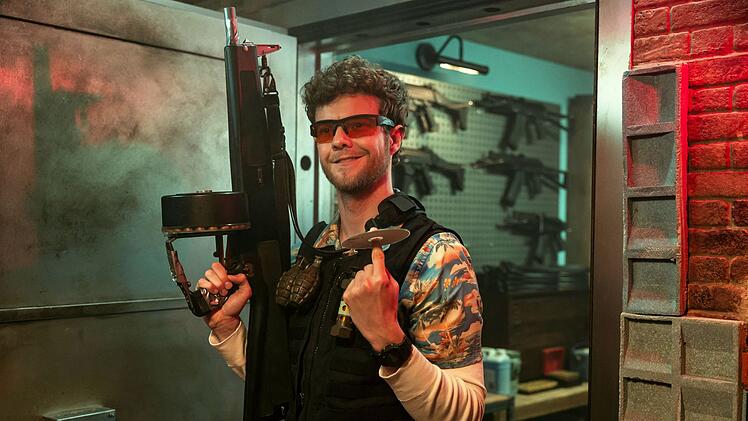 Schauspieler Jack Quaid aus "The Boys", &uuml;brigens der Sohn von Meg Ryan und Dennis Quaid, spielt einen etwas irren US-Station-Agenten in Warschau.
