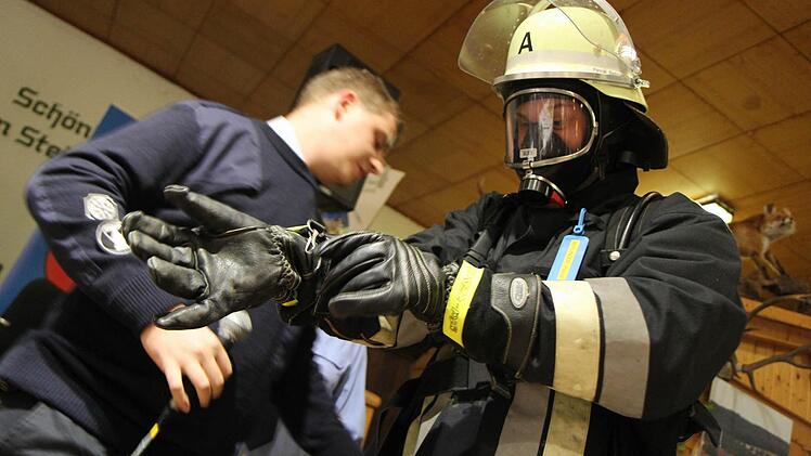 Die Schönbrunner Wehr brachte einen Atemschutzträger mit.